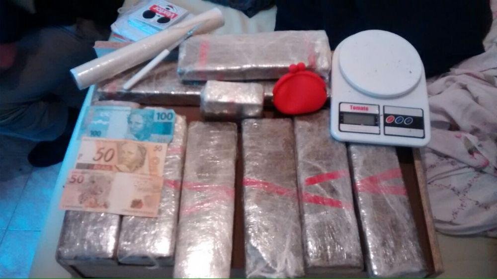 Al&eacute;m da droga, BM apreendeu duas balan&ccedil;as, um rev&oacute;lver e dinheiro