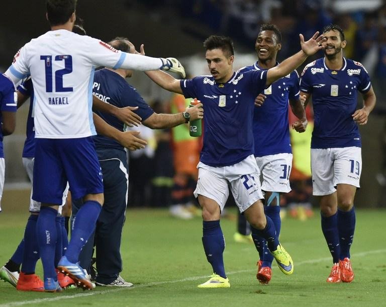 Jogadores e comiss&atilde;o t&eacute;cnica do Cruzeiro comemoram o primeiro gol do jogo marcado por Willian