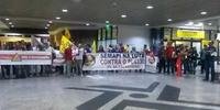 Sindicalistas protestam no aeroporto Salgado Filho contra terceirizações