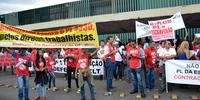 Cartazes dizem que o projeto ameaça direitos trabalhistas