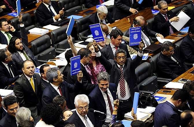 Petistas balan&ccedil;aram carteiras de trabalho em protesto