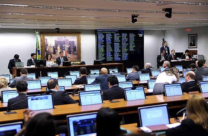Proposta prev&ecirc; divis&atilde;o de munic&iacute;pios com mais de 200 mil eleitores para encerrar vota&ccedil;&atilde;o proporcional