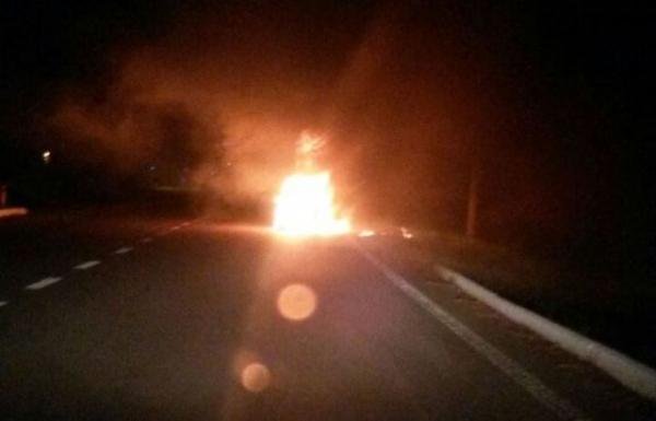 Pneus s&atilde;o incendiados na BR 285 em Iju&iacute; 