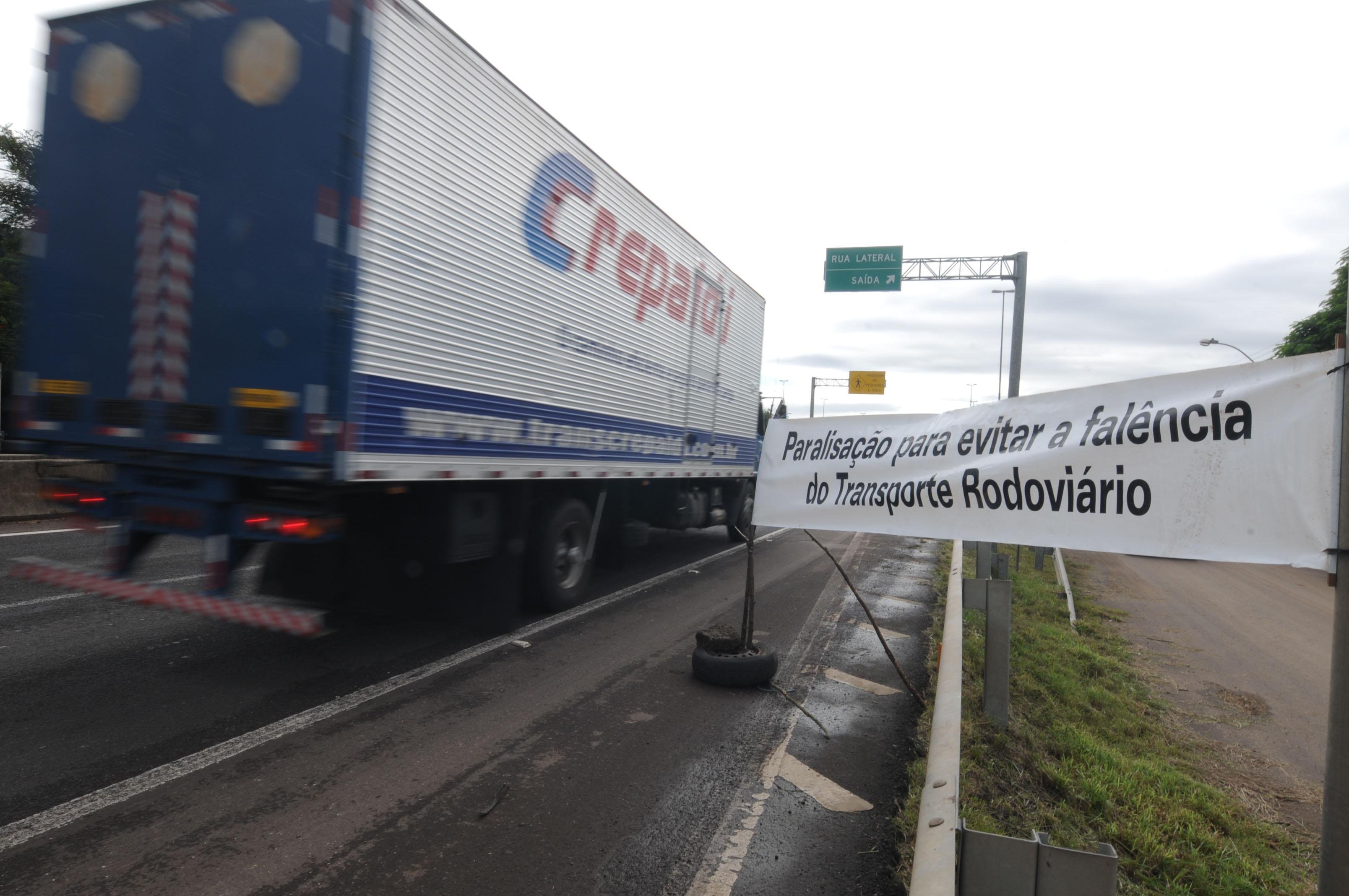 Cinco pontos em estradas ga&uacute;chas registram protestos
