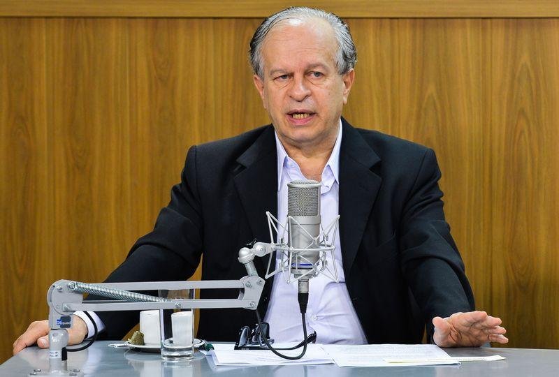 Renato Janine Ribeiro garantiu que contratos ser&atilde;o renovados