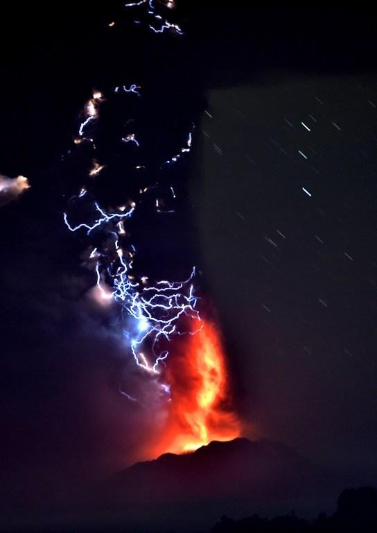 Turistas ficaram maravilhados com erup&ccedil;&atilde;o de vulc&atilde;o