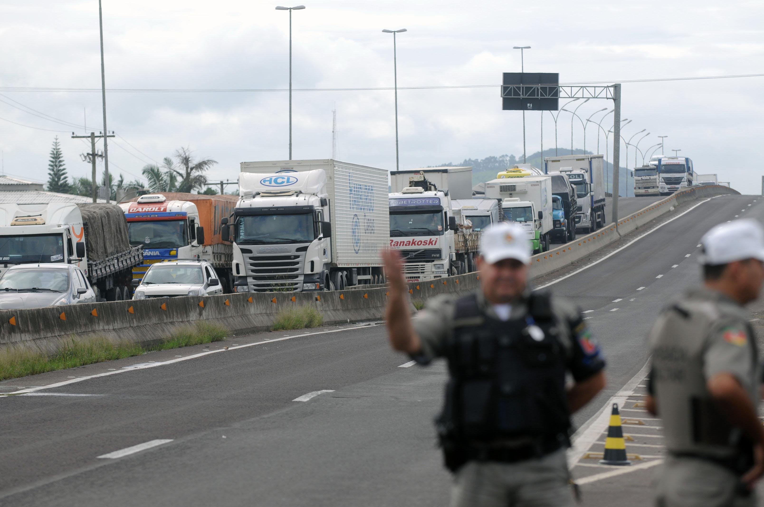 Tr&ecirc;s estradas bloqueadas com a greve j&aacute; foram liberadas no RS