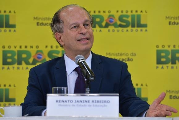 Mudan&ccedil;a de prazo para a renova&ccedil;&atilde;o dos contratos ser&aacute; publicada nesta sexta-feira, no Di&aacute;rio Oficial da Uni&atilde;o