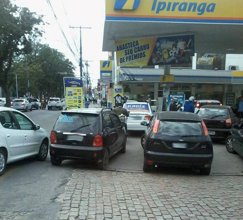 Motoristas fizeram fila para abastecer em Pelotas
