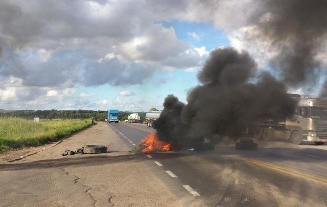 Rodovias federais ainda apresentam cinco bloqueios, conforme a PRF