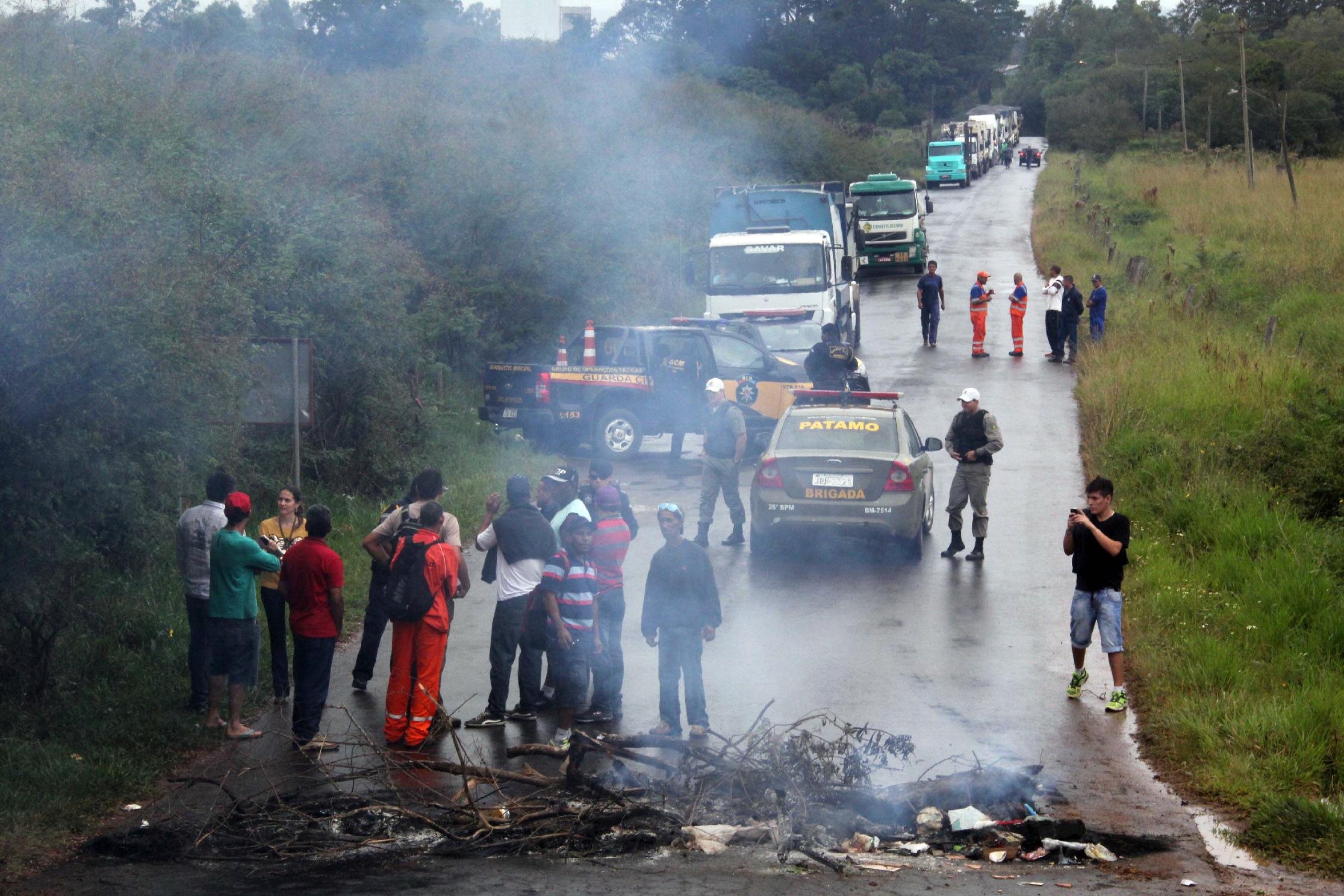 Garis bloquearam a Estrada do Socorro ontem
