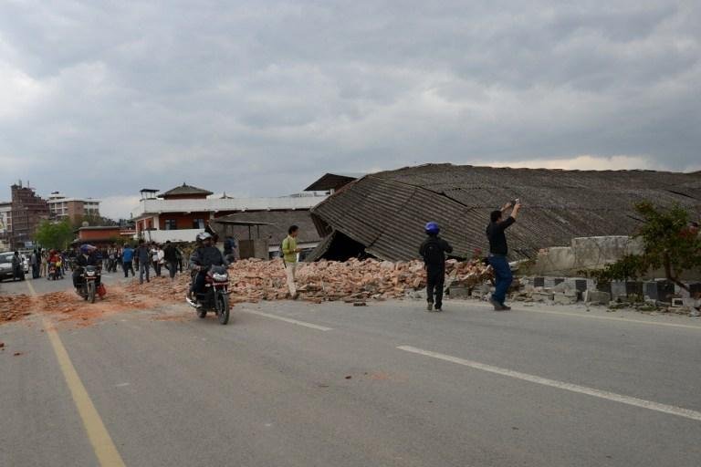 Muitas fam&iacute;lias ficaram do lado de fora da casa depois do terremoto