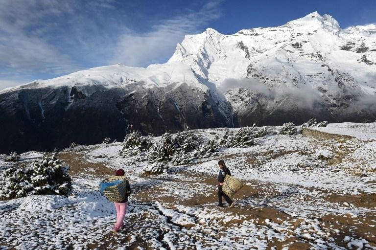 Avalanche provocada por terremoto mata 10 no Everest 