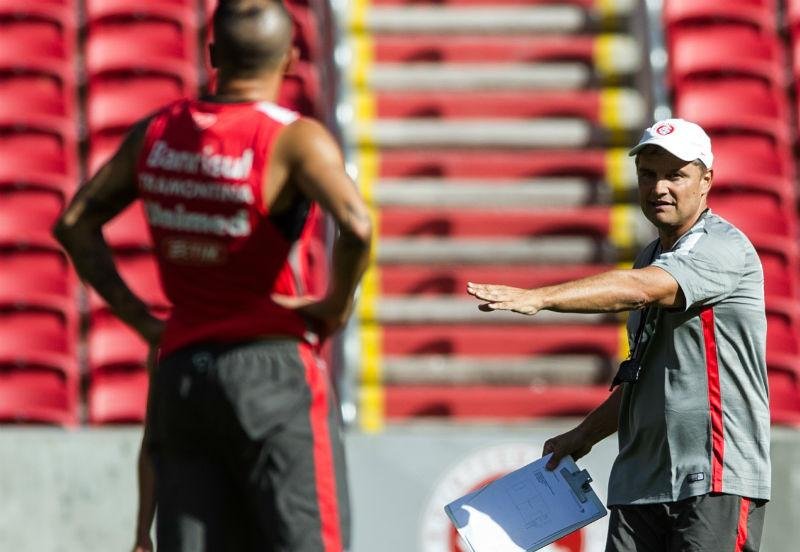 Aguirre faz treino fechado e aumenta mist&eacute;rio sobre time do Inter 