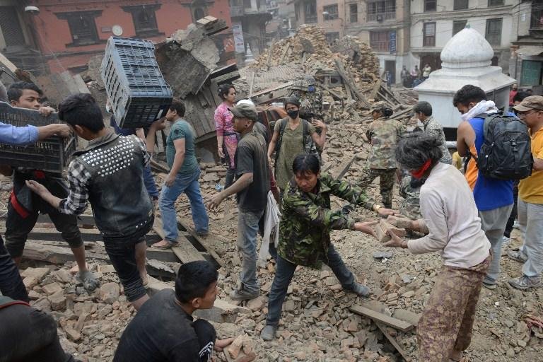 Comunidade internacional se mobiliza para ajudar v&iacute;timas de terremoto no Nepal