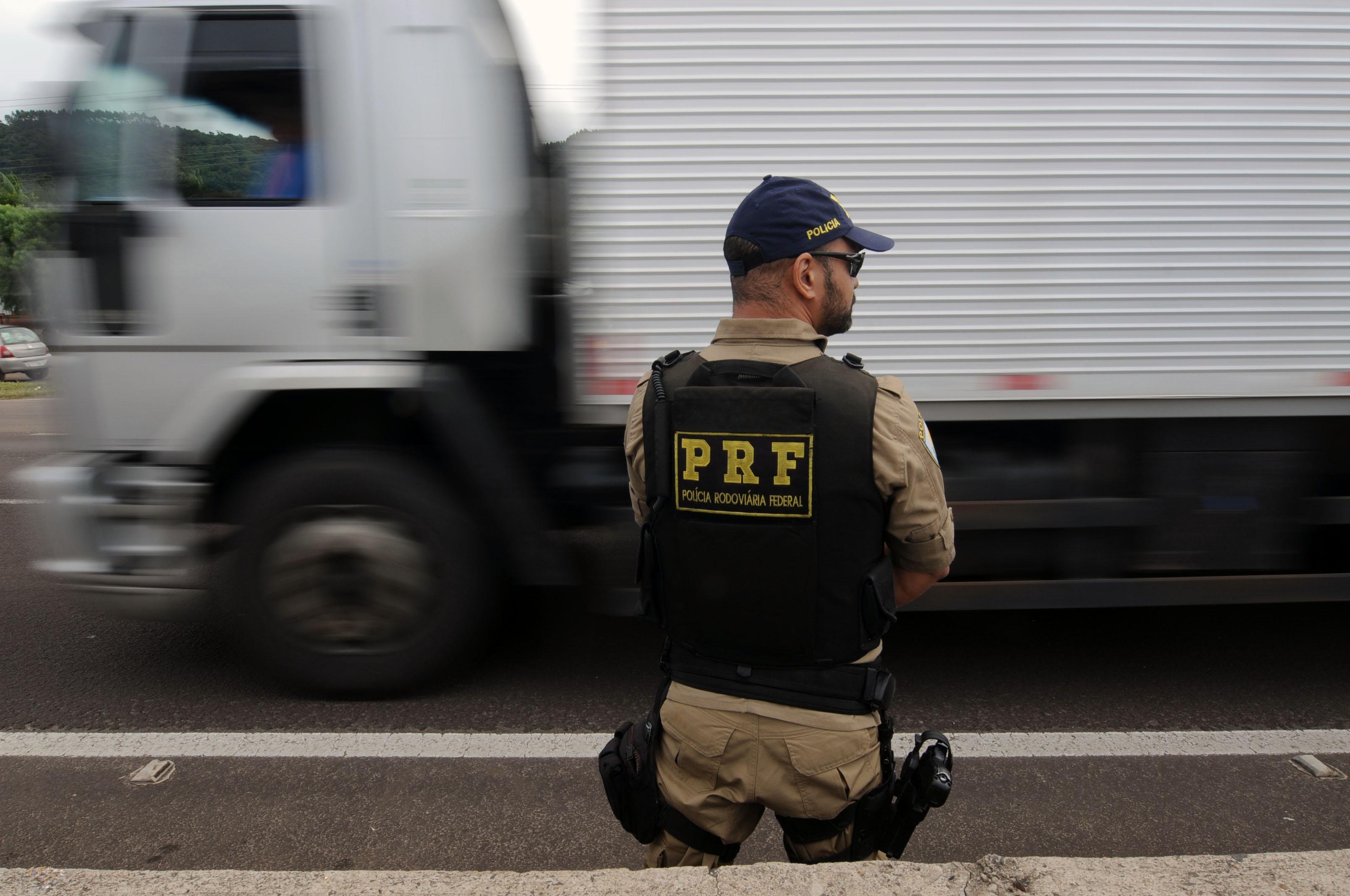 Somente a passagem de caminh&otilde;es est&aacute; sendo proibida