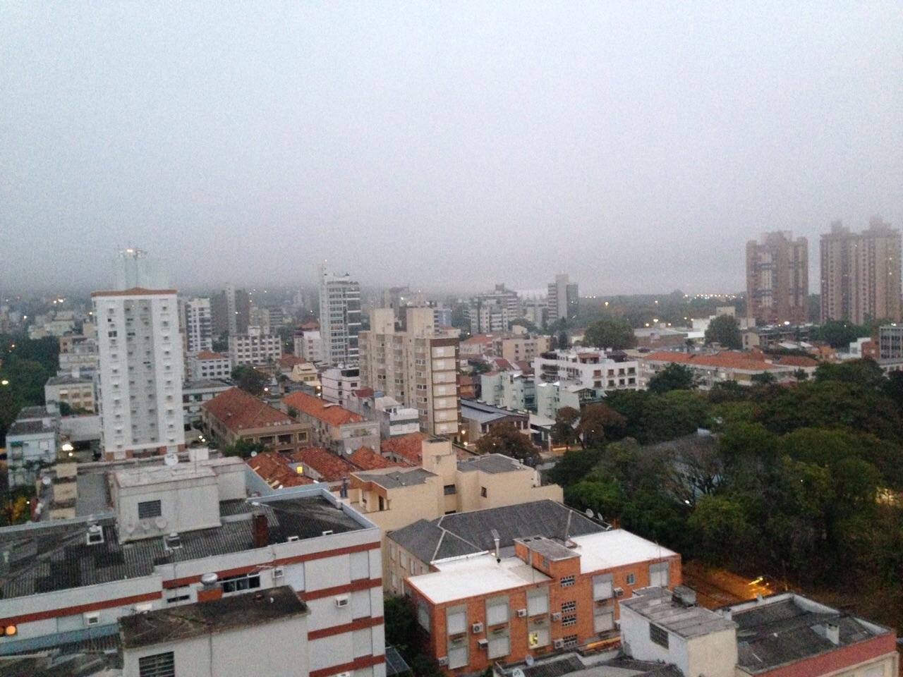 Dia amanheceu com neblina em Porto Alegre