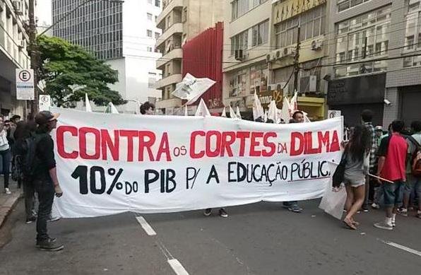 Tr&acirc;nsito chegou a ficar totalmente bloqueado na rua Alberto Bins