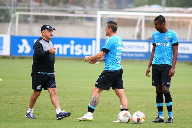 Gr&ecirc;mio se reapresenta e faz treino leve no CT Luiz Carvalho 