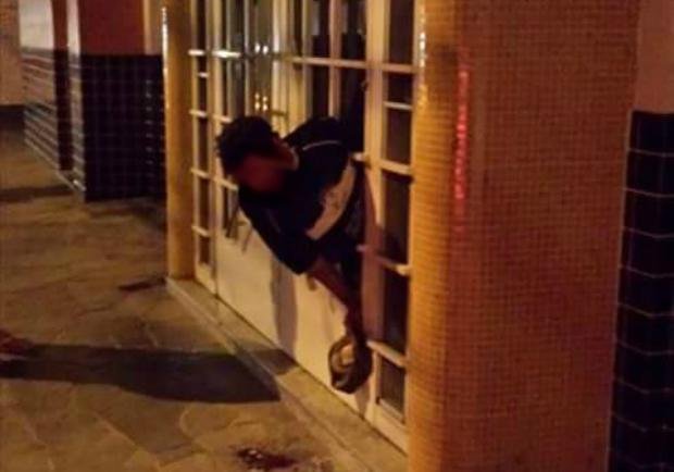 Jovem de 23 anos precisou de ajuda para sair do estabelecimento