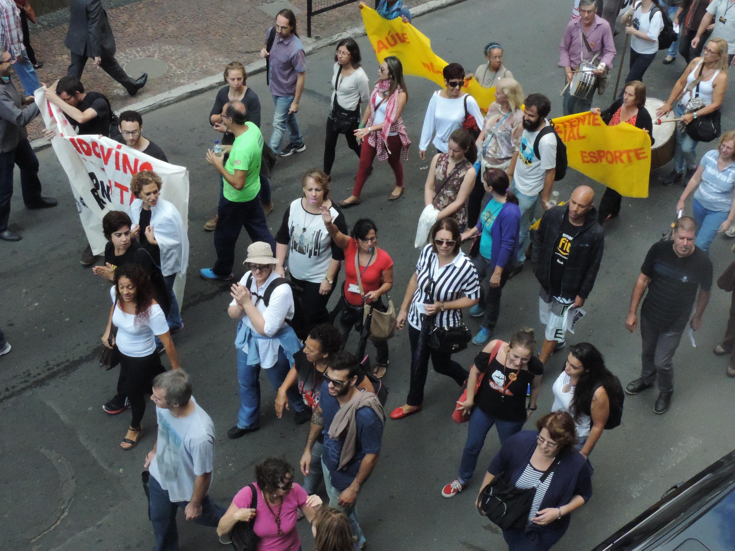 Manifestantes passaram pela Rua dos Andradas e Caldas J&uacute;nior