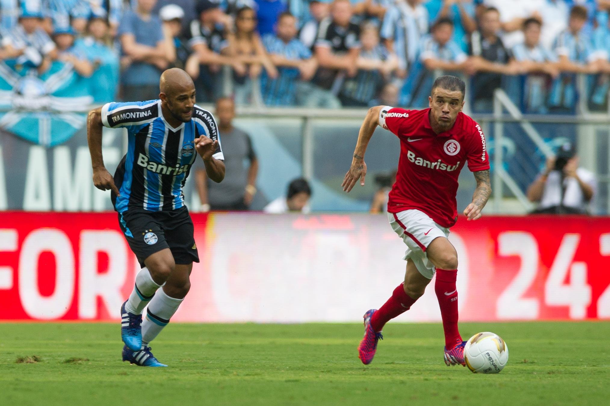 Fellipe Bastos e D&acute;Alessandro travaram duelo no Gre-Nal