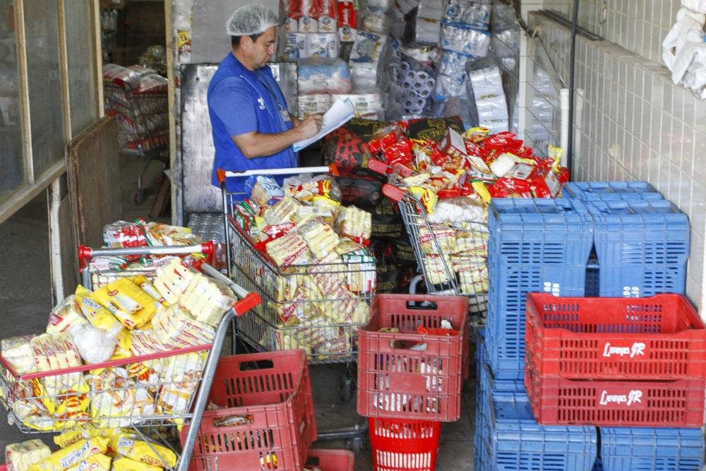 Vigil&acirc;ncia apreendeu 3,45 toneladas de alimentos sem proced&ecirc;ncia, vencidos e mal acondicionados