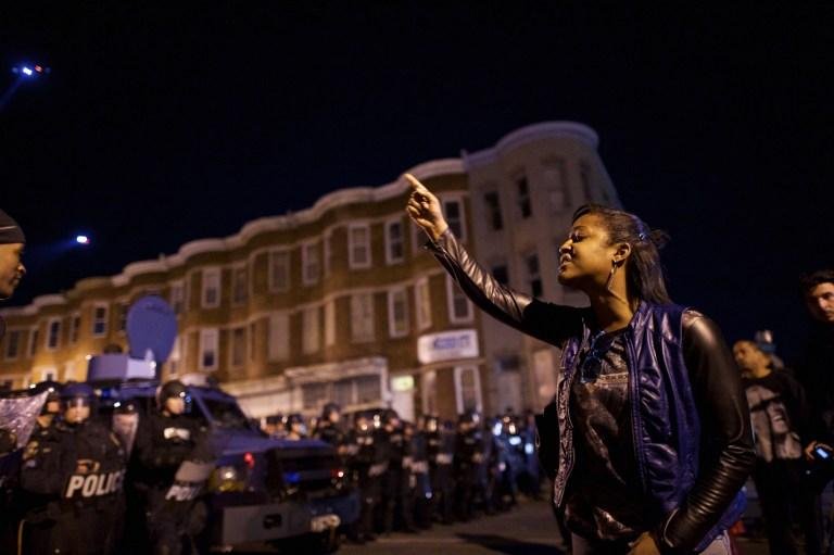 Pol&iacute;cia p&otilde;e em pr&aacute;tica toque de recolher em Baltimore