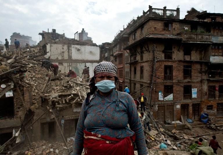 Pol&iacute;cia tenta conter revolta de v&iacute;timas do terremoto no Nepal 