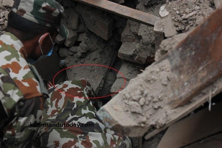 Beb&ecirc; de quatro meses &eacute; resgatado depois de terremoto no Nepal