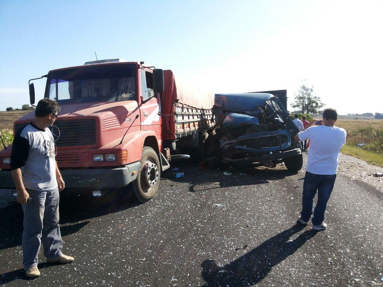 Carreta colidiu na traseira do autom&oacute;vel