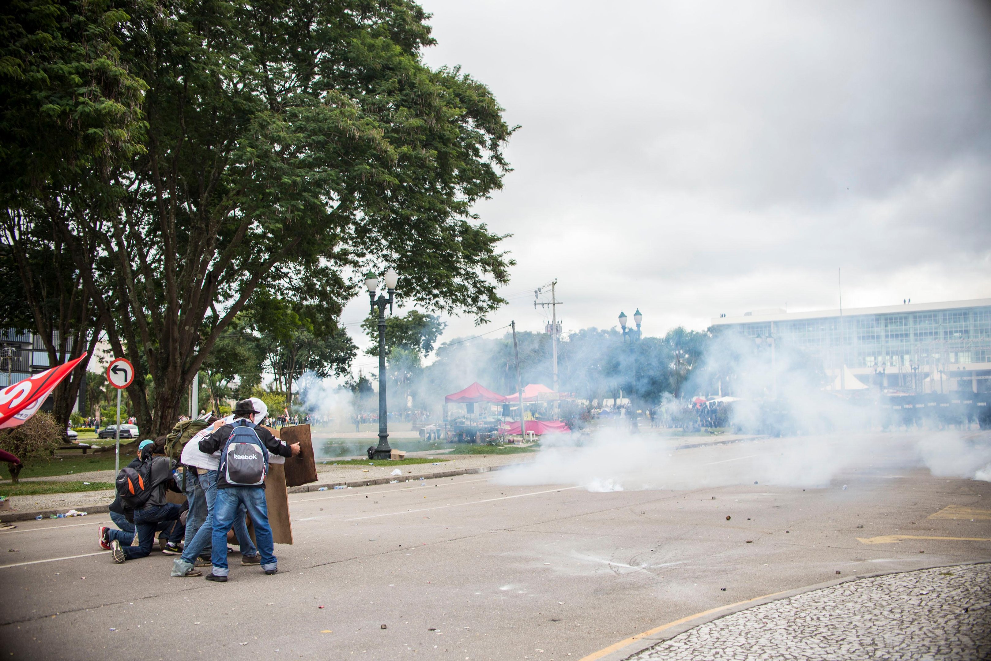 Confronto come&ccedil;ou por volta das 15h, no Centro C&iacute;vico, em frente &agrave; Assembleia Legislativa