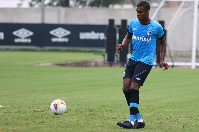 Equatoriano ser&aacute; o substituto de Geromel no Gre-Nal de domingo