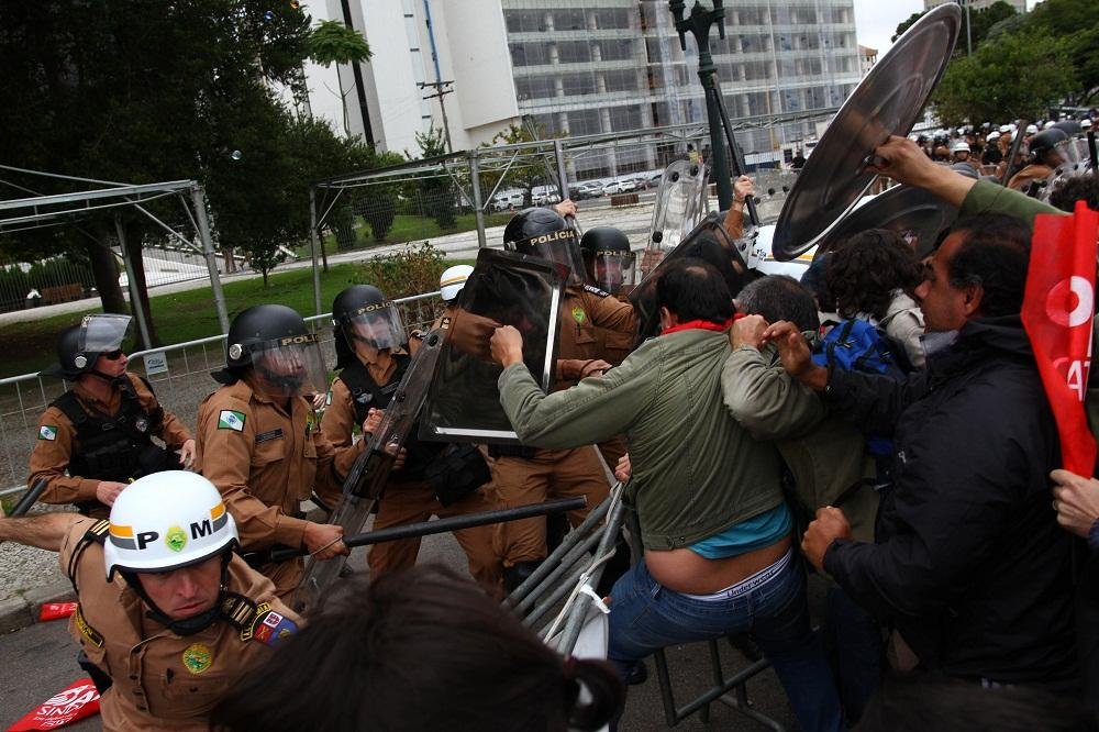 No Paran&aacute;, 17 policiais se recusam a fazer cerco a professores e s&atilde;o presos