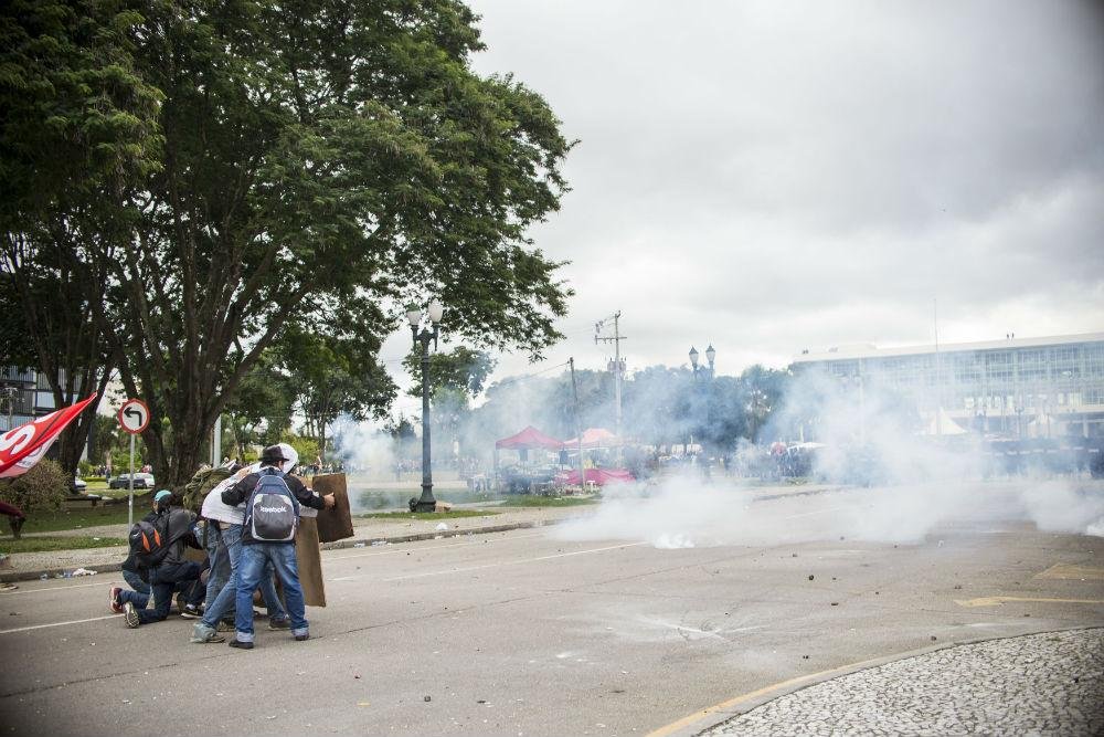 Confronto entre policiais e professores deixou 200 feridos