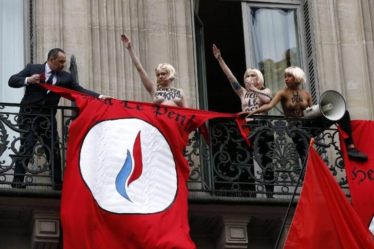 Ativistas do Femen atrapalham discurso de Marine Le Pen na Fran&ccedil;a