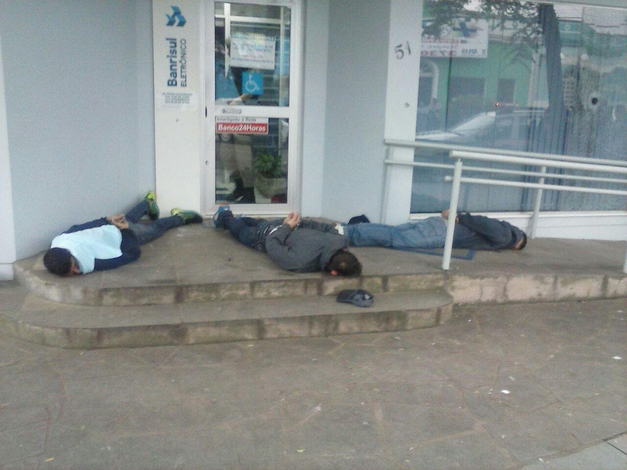 Trio &eacute; preso em arrombamento de banco em Passo do Sobrado