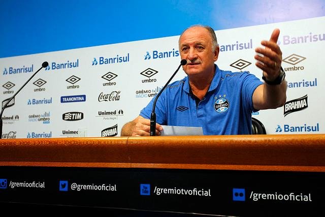 T&eacute;cnico do Gr&ecirc;mio recha&ccedil;a cr&iacute;ticas de Piffero e quer legado de conv&iacute;vio das torcidas