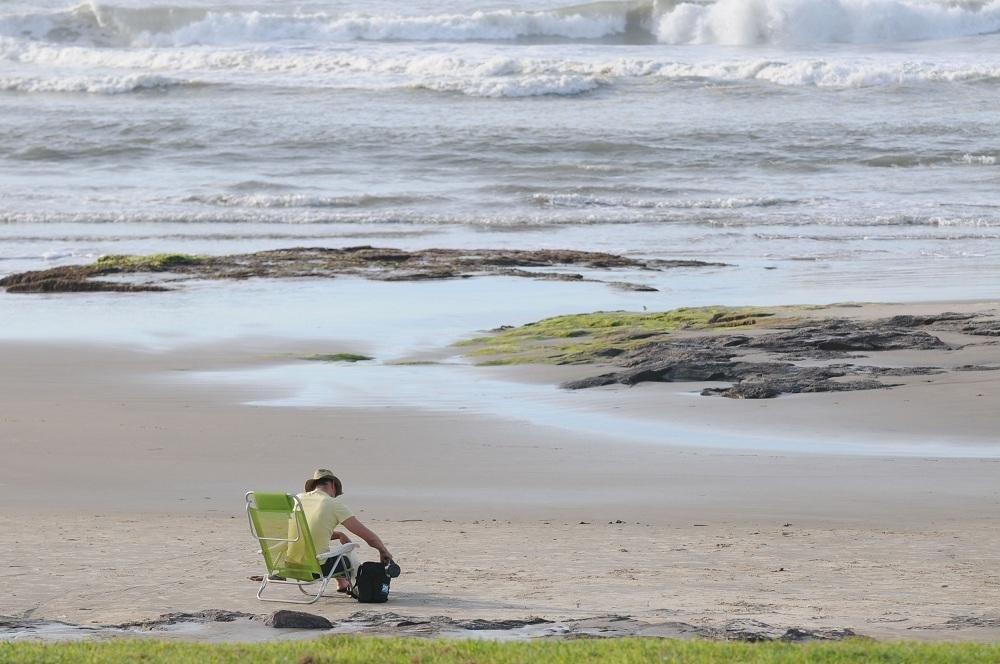 Com sensa&ccedil;&atilde;o t&eacute;rmica mais baixa, praia de Torres teve pouco movimento na manh&atilde; deste s&aacute;bado