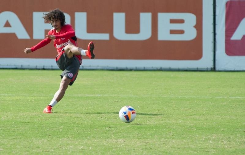 Vald&iacute;via disputa vaga com Nicol&aacute;s Freitas 