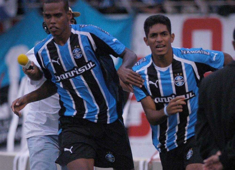 Pedro Jr. (&agrave; direita) comemorando gol hist&oacute;rico