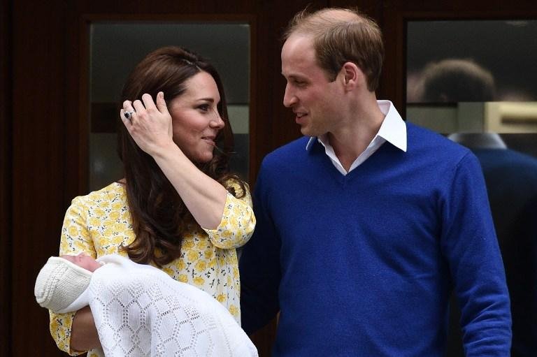 Duquesa Kate e pr&iacute;ncipe William com a princesa que ainda n&atilde;o tem o nome revelado