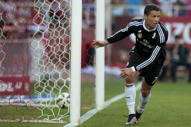 Cristiano Ronaldo marca tr&ecirc;s e Real Madrid segue na briga do Espanhol   