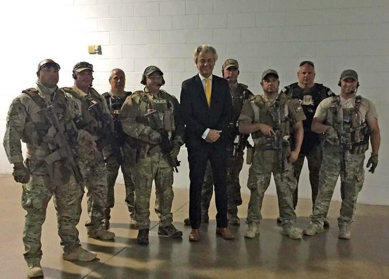 Membros de uma equipe da SWAT posando para uma foto com Geert Wilders antes das mortes
