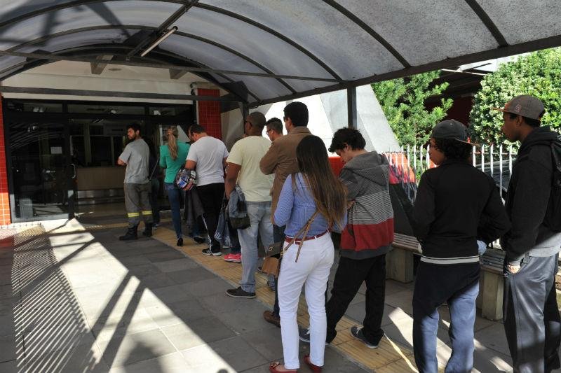 Eleitores fizeram fila no TRE para justificar aus&ecirc;ncia em elei&ccedil;&otilde;es