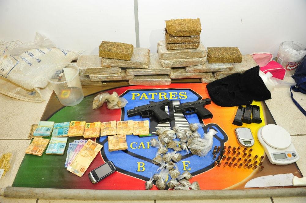 Foram apreendidas duas pistolas, muni&ccedil;&atilde;o e 17 tijolos de maconha 