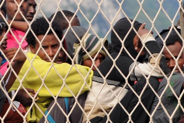 Quase 40 imigrantes mortos em naufr&aacute;gio na It&aacute;lia