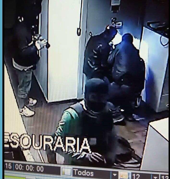 Criminosos detonaram cofre de ag&ecirc;ncia