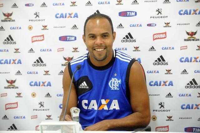 Flamengo n&atilde;o quer liberar Alecsandro, que interessa ao Gr&ecirc;mio