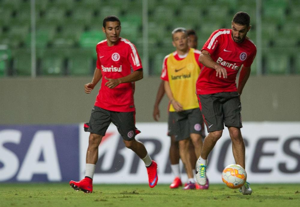 Lisandro Lopes deve substituir Nilmar no comando do ataque do Inter
